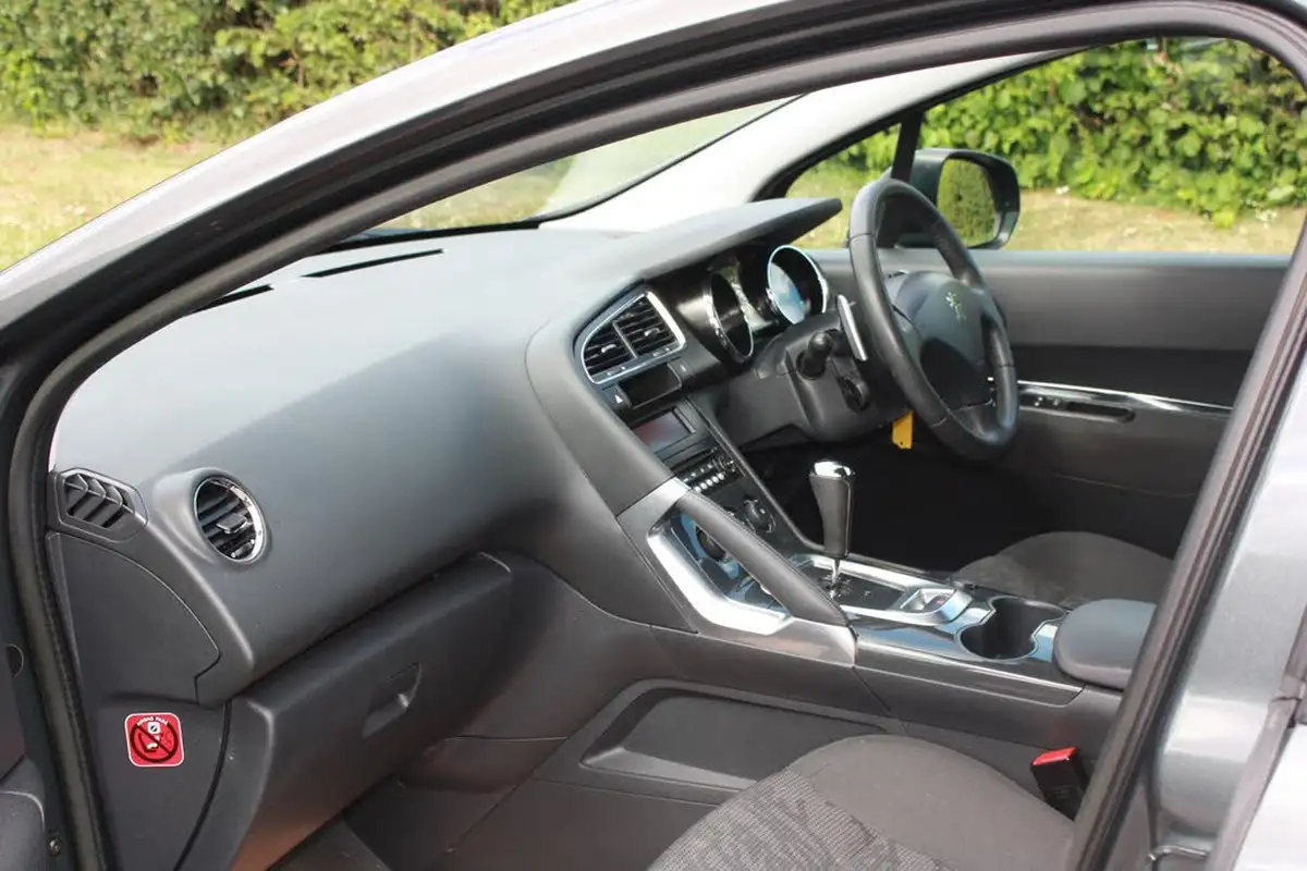 2013-peugeot-3008-crossover-16e-hdi-active-115bhp-fap-big-11