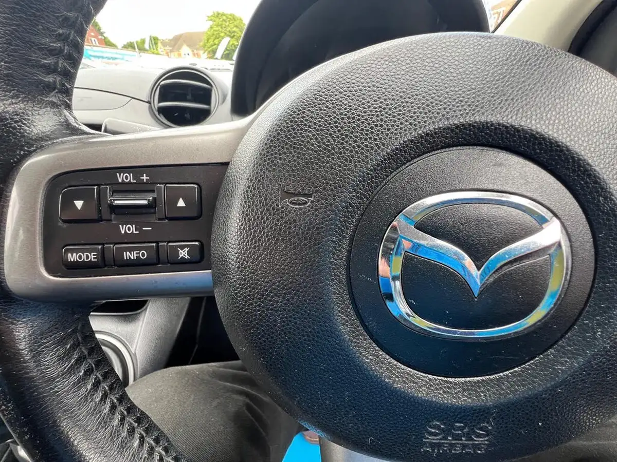 2013-mazda-mazda2-13-venture-big-22