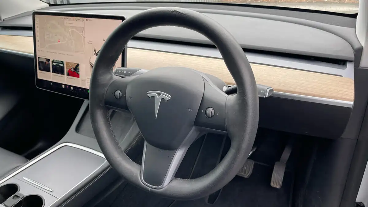 2022-tesla-model-y-e-long-range-big-8