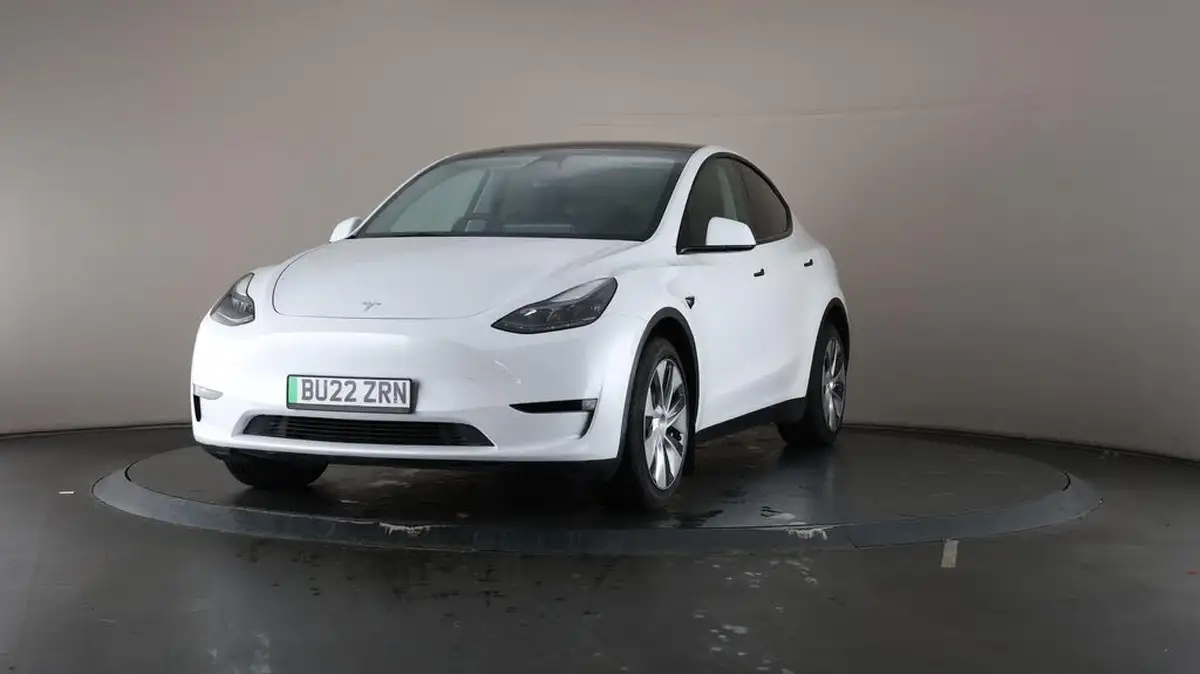 2022-tesla-model-y-e-long-range-big-47