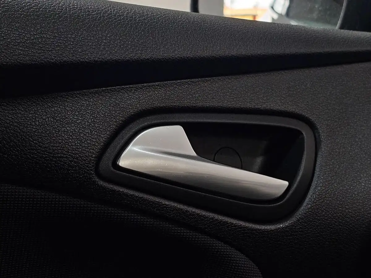 2012-ford-focus-10-zetec-100ps-hatchback-big-67