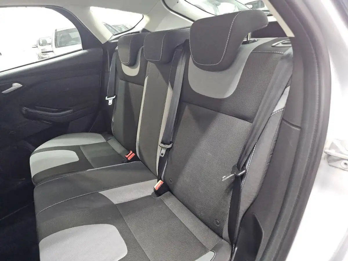 2012-ford-focus-10-zetec-100ps-hatchback-big-20