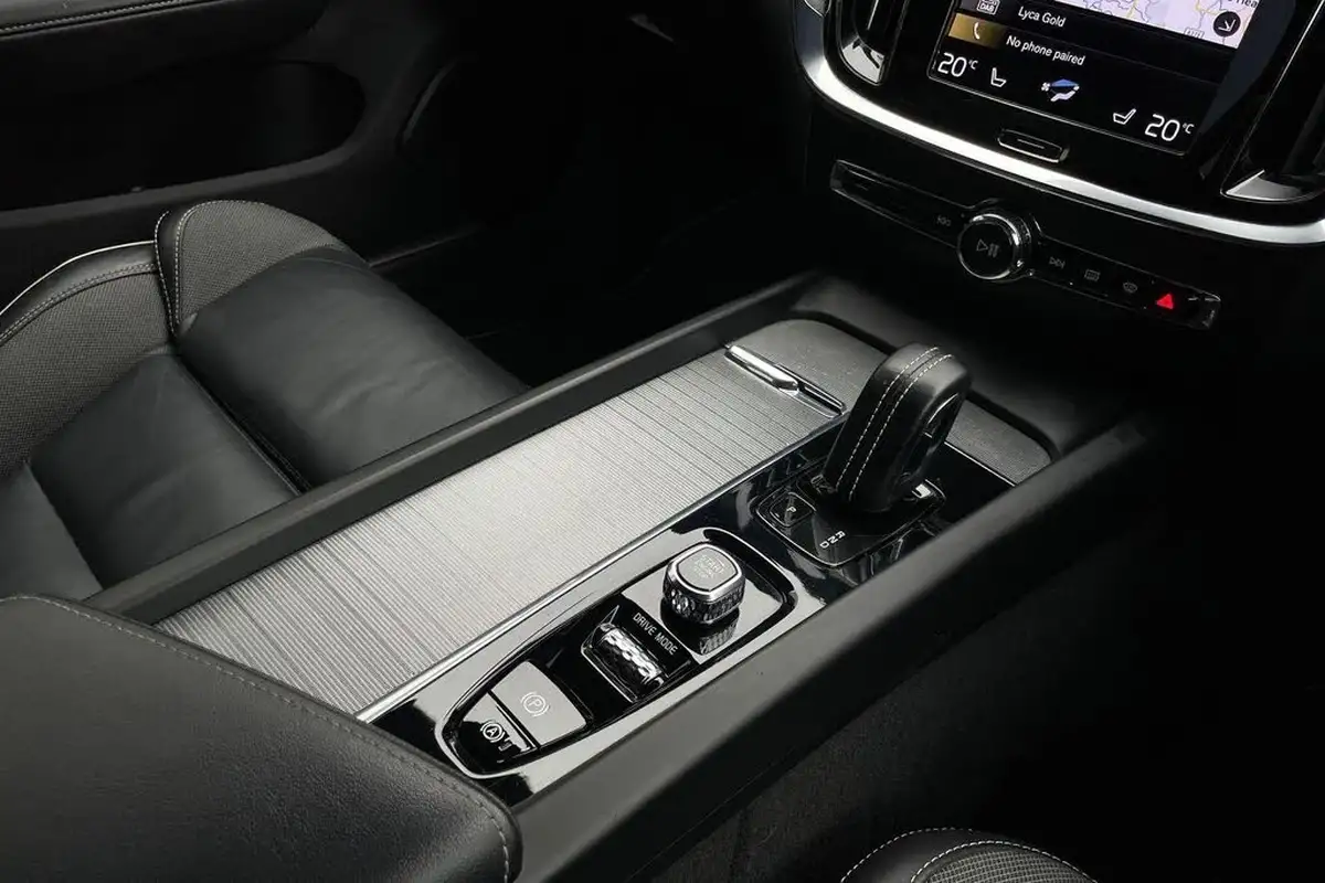 2021-volvo-v60-20-b3-r-design-160bhp-big-42