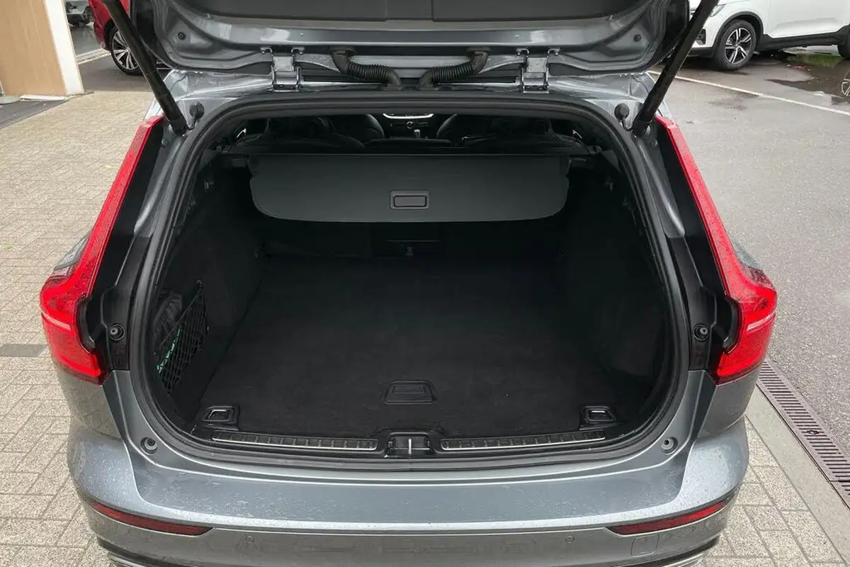 2021-volvo-v60-20-b3-r-design-160bhp-big-18