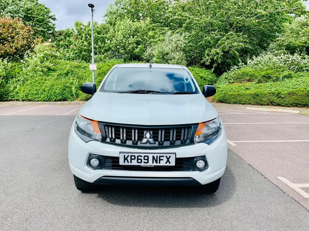 2019-mitsubishi-l200-24di-d-4life-eu6b-double-pickup-big-2