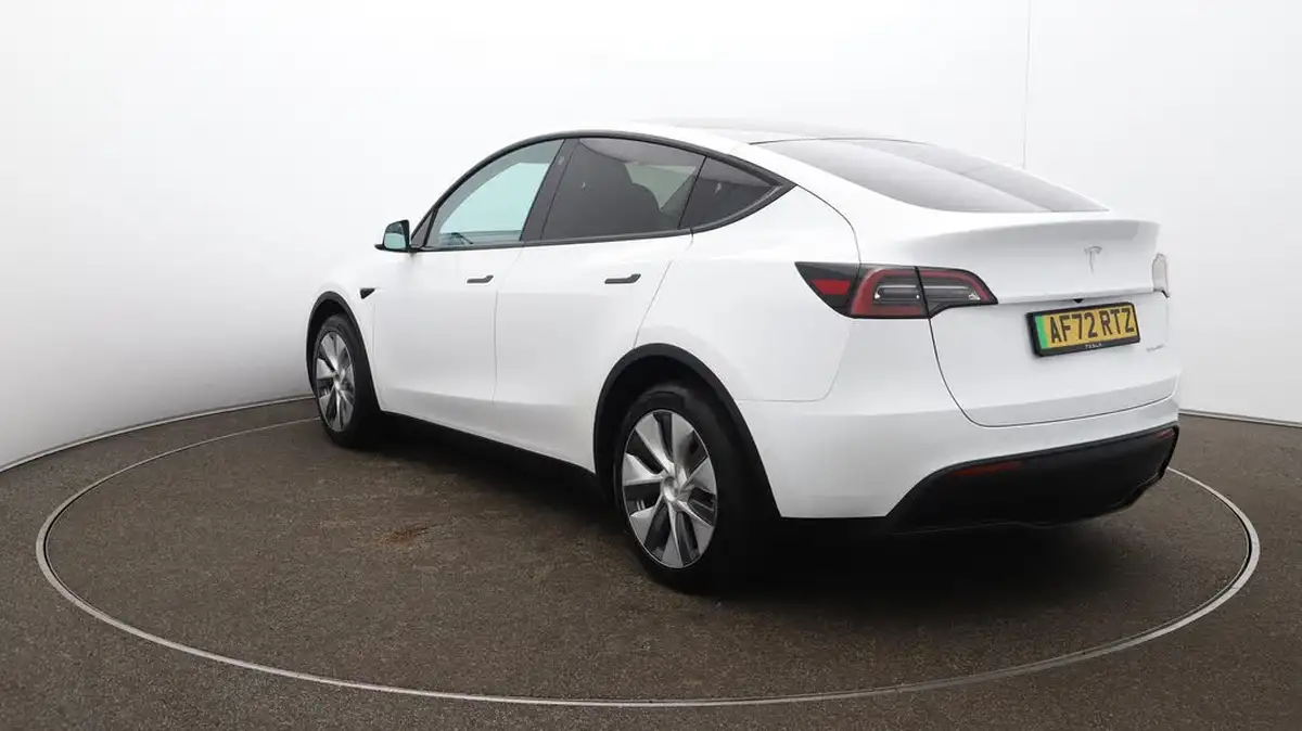 2022-tesla-model-y-e-long-range-big-54