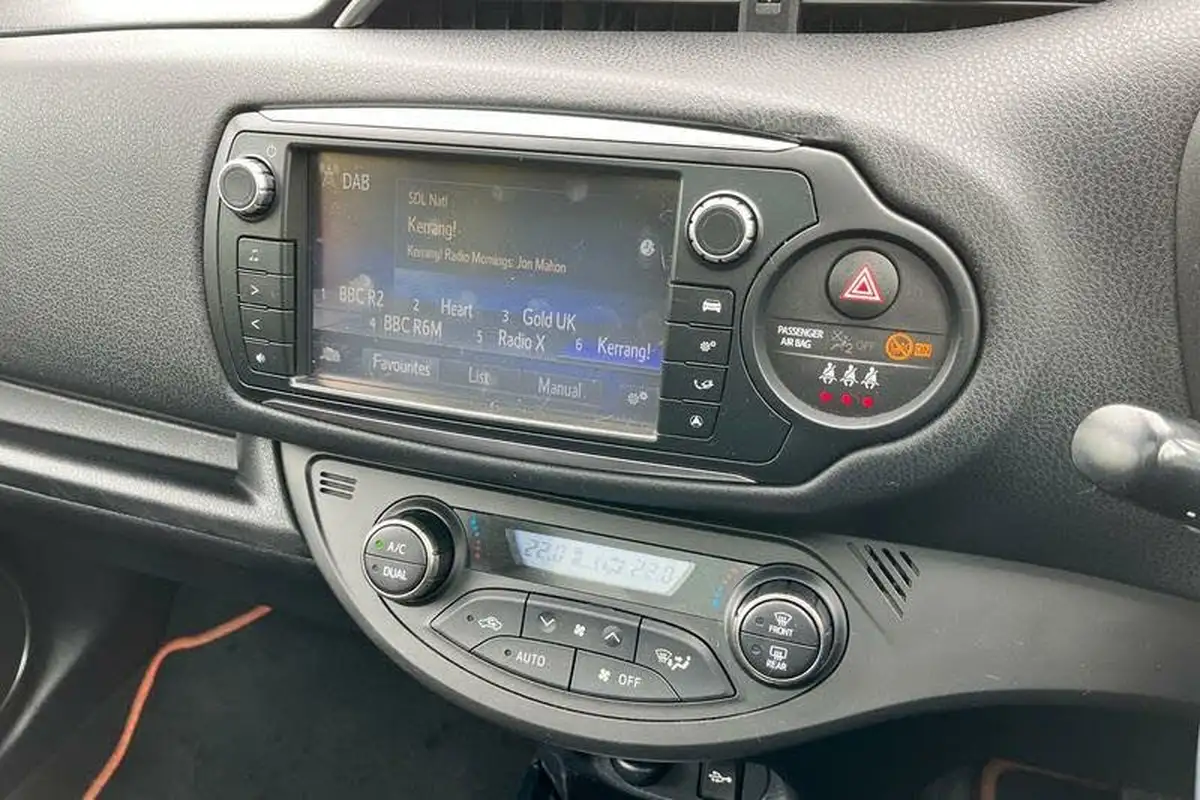 2016-toyota-yaris-15-vvt-i-orange-edition-hybrid-big-23