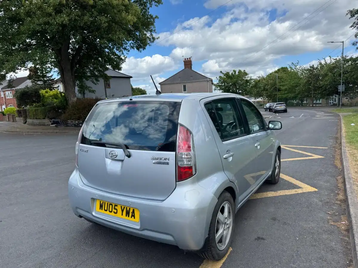 2005-daihatsu-sirion-13-se-big-4