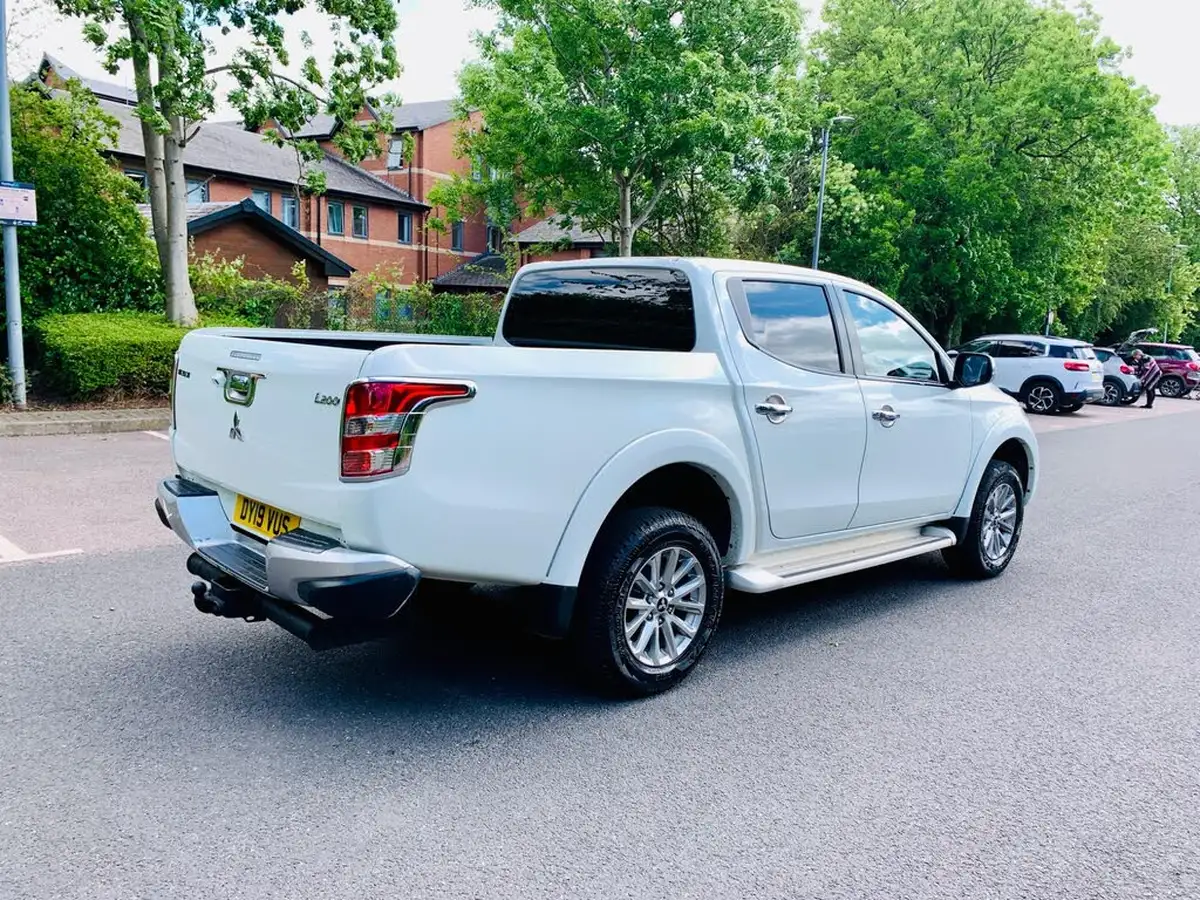 2019-mitsubishi-l200-24di-d-barbarian-eu6-big-11