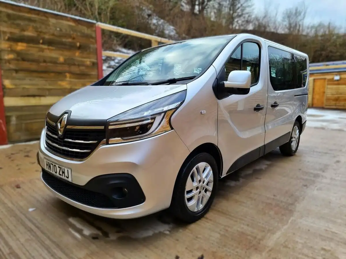 2020-renault-trafic-passenger-20dci-sl28-170-sport-nav-big-2