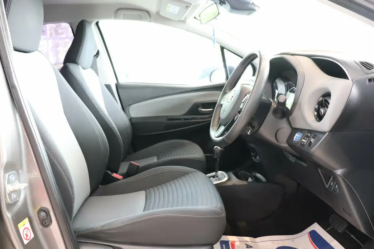 2017-toyota-yaris-15-vvt-i-icon-tech-98bhp-hybrid-1497cc-e-cvt-big-18