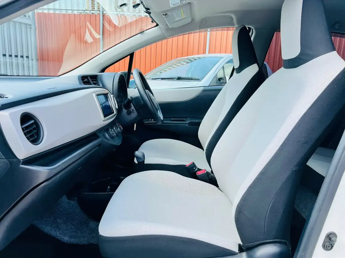 2015-toyota-yaris-big-19