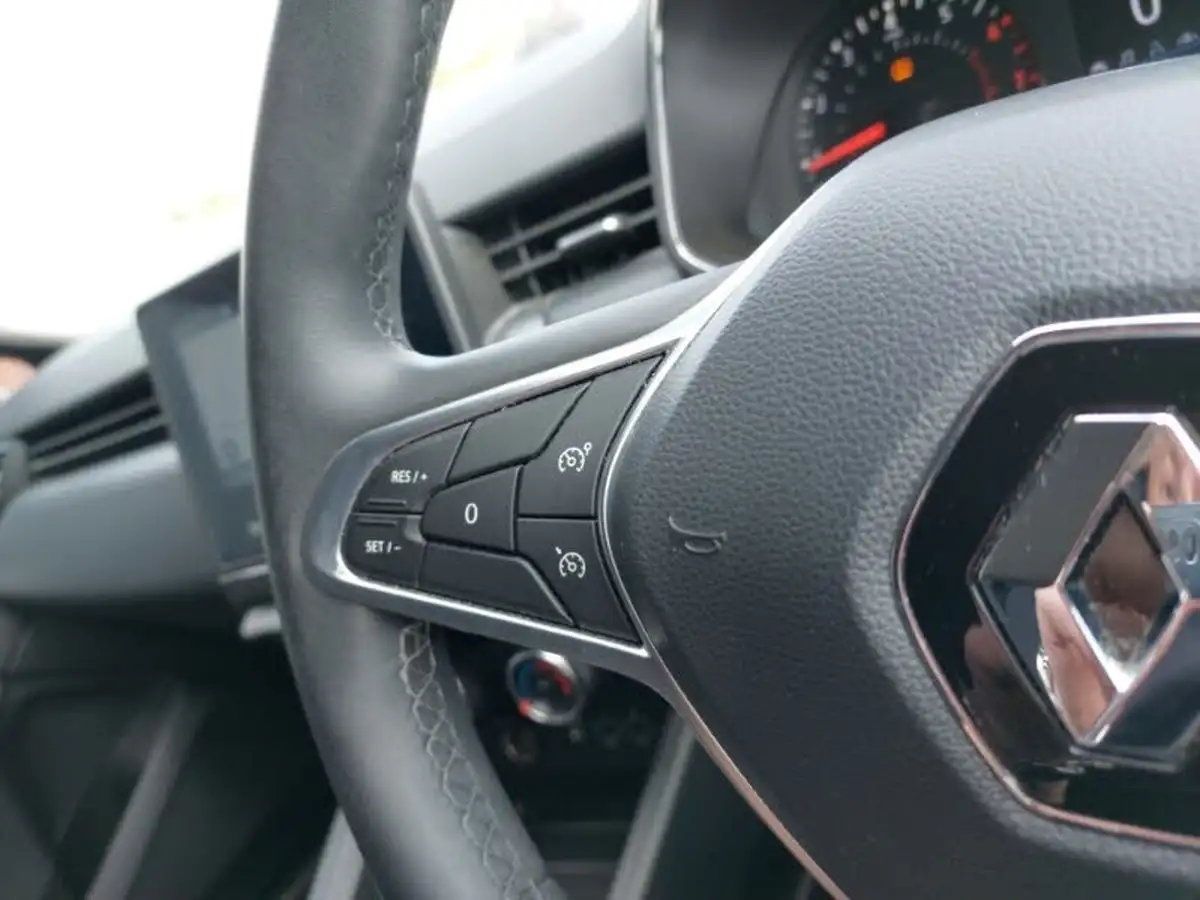 2020-renault-clio-10-sce-iconic-75bhp-big-13