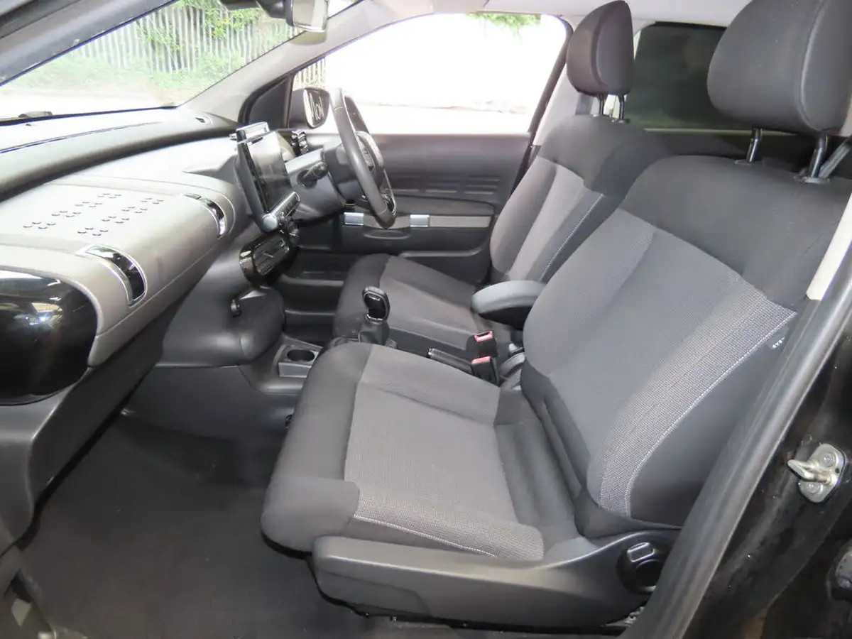 2015-citroen-c4-cactus-16bluehdi-flair-big-10