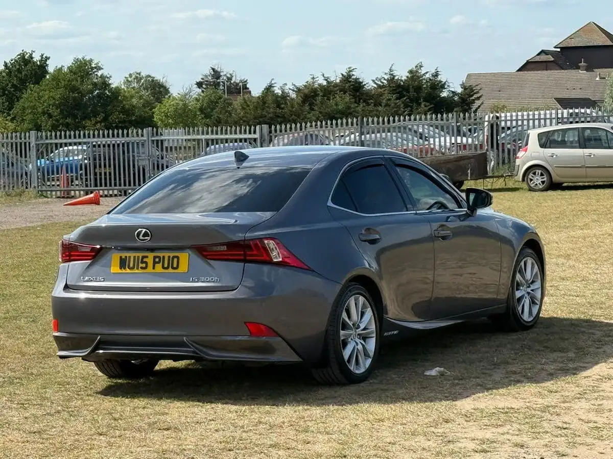 2015-lexus-is-300h-25-luxury-big-9