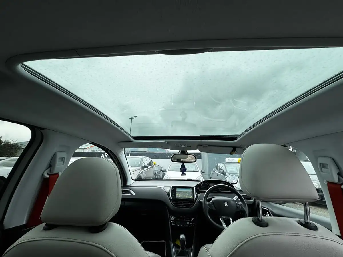 2014-peugeot-208-16e-hdi-roland-garros-big-15