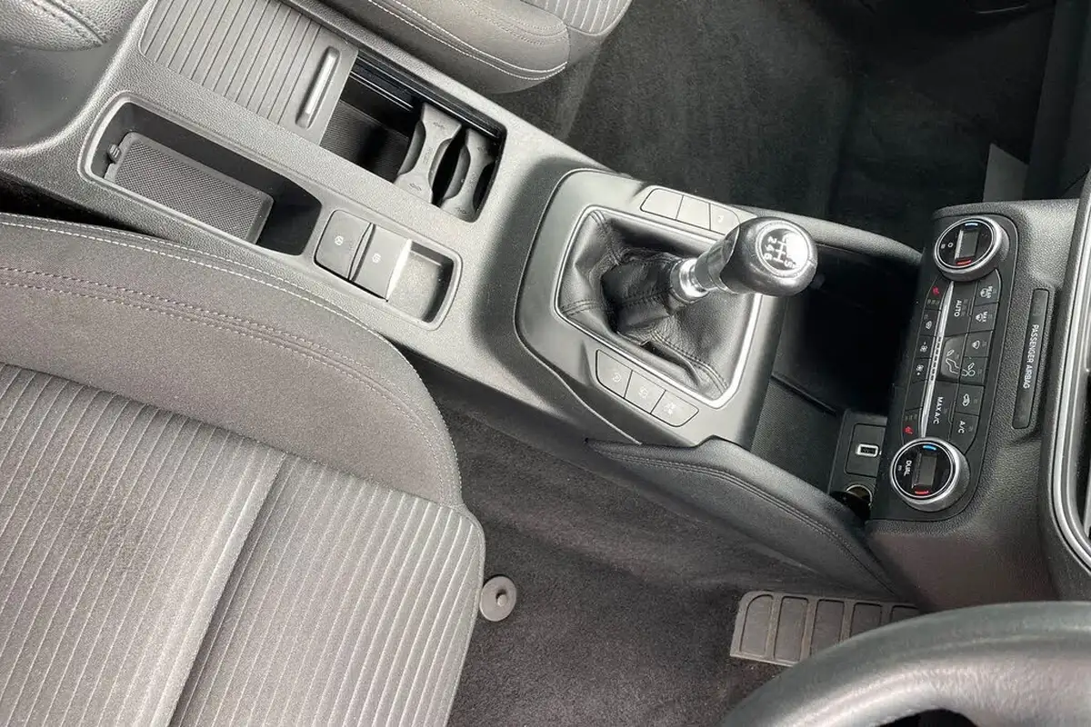 2019-ford-focus-15t-titanium-hatchback-big-16