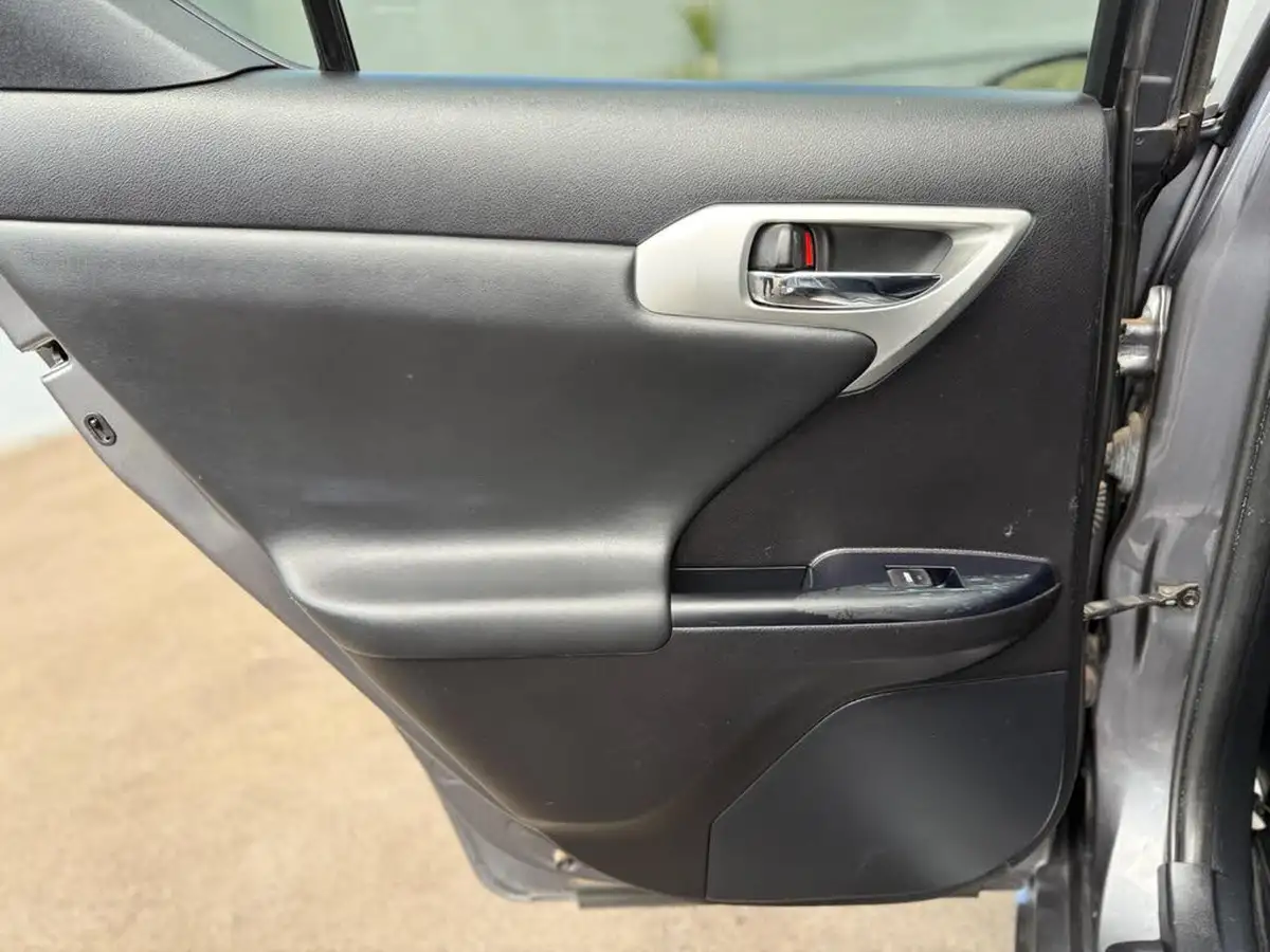 2013-lexus-ct-200h-18-premier-big-29