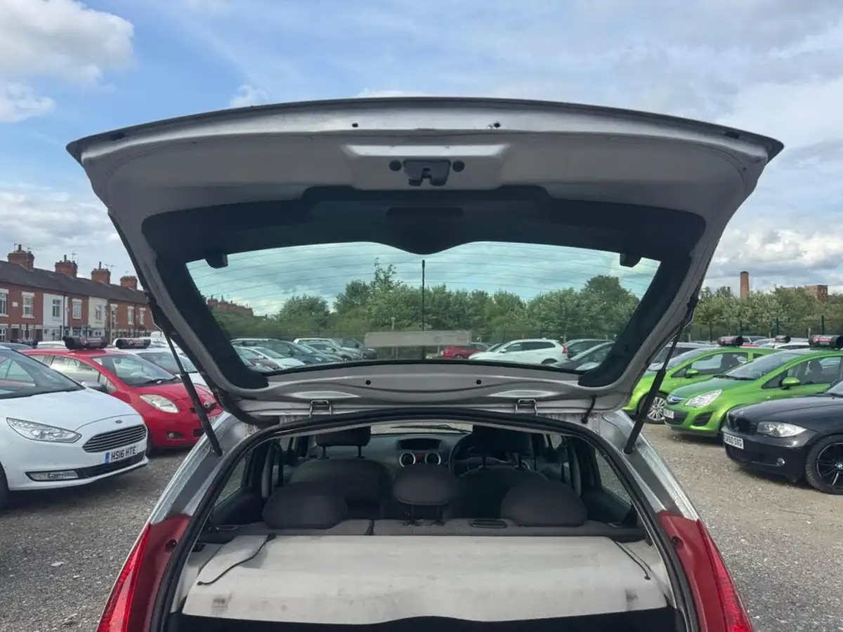 2009-citroen-c3-14td-airdream-big-32