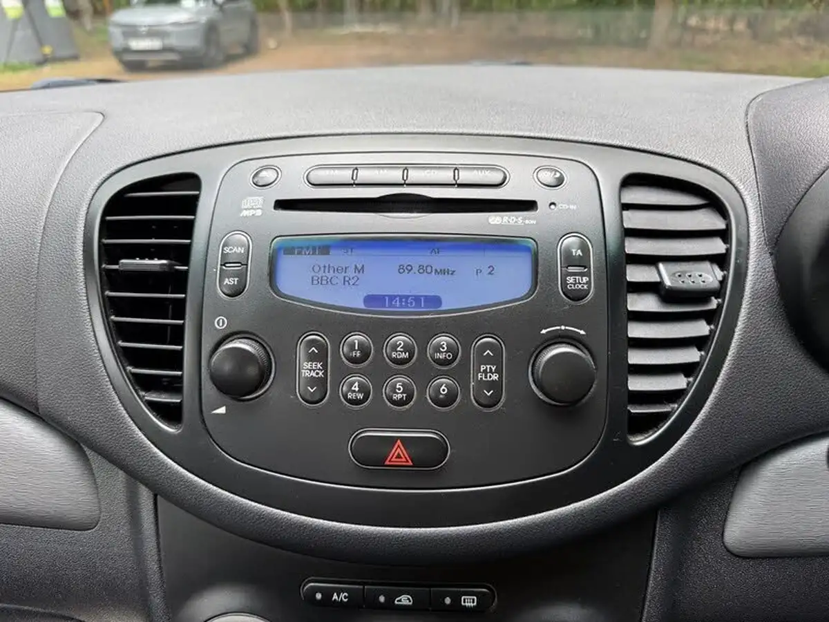 2012-hyundai-i10-12-active-big-21