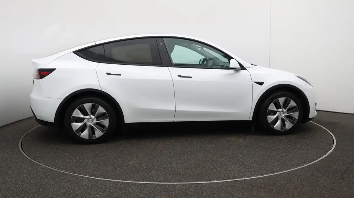 2023-tesla-model-y-e-rwd-big-49