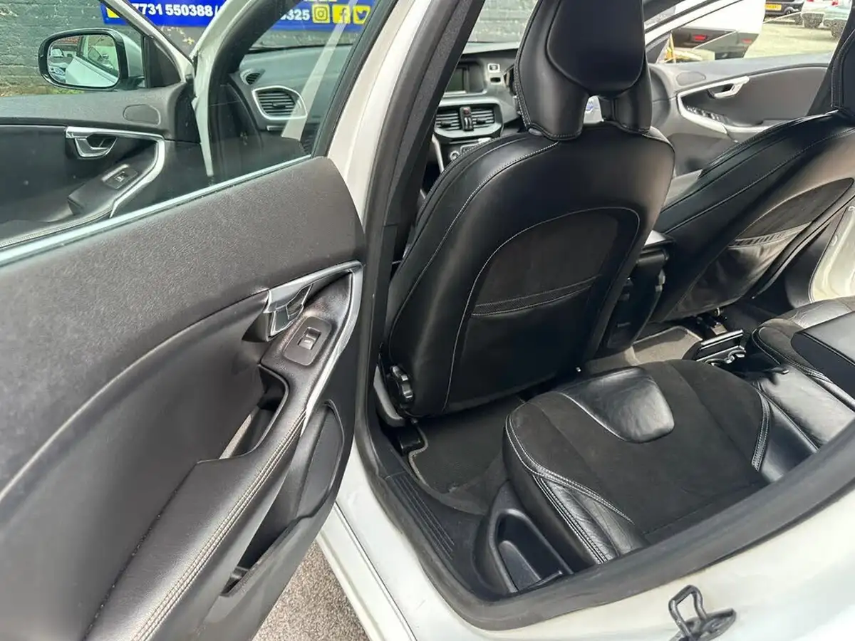 2013-volvo-v40-20td-d4-r-design-big-23