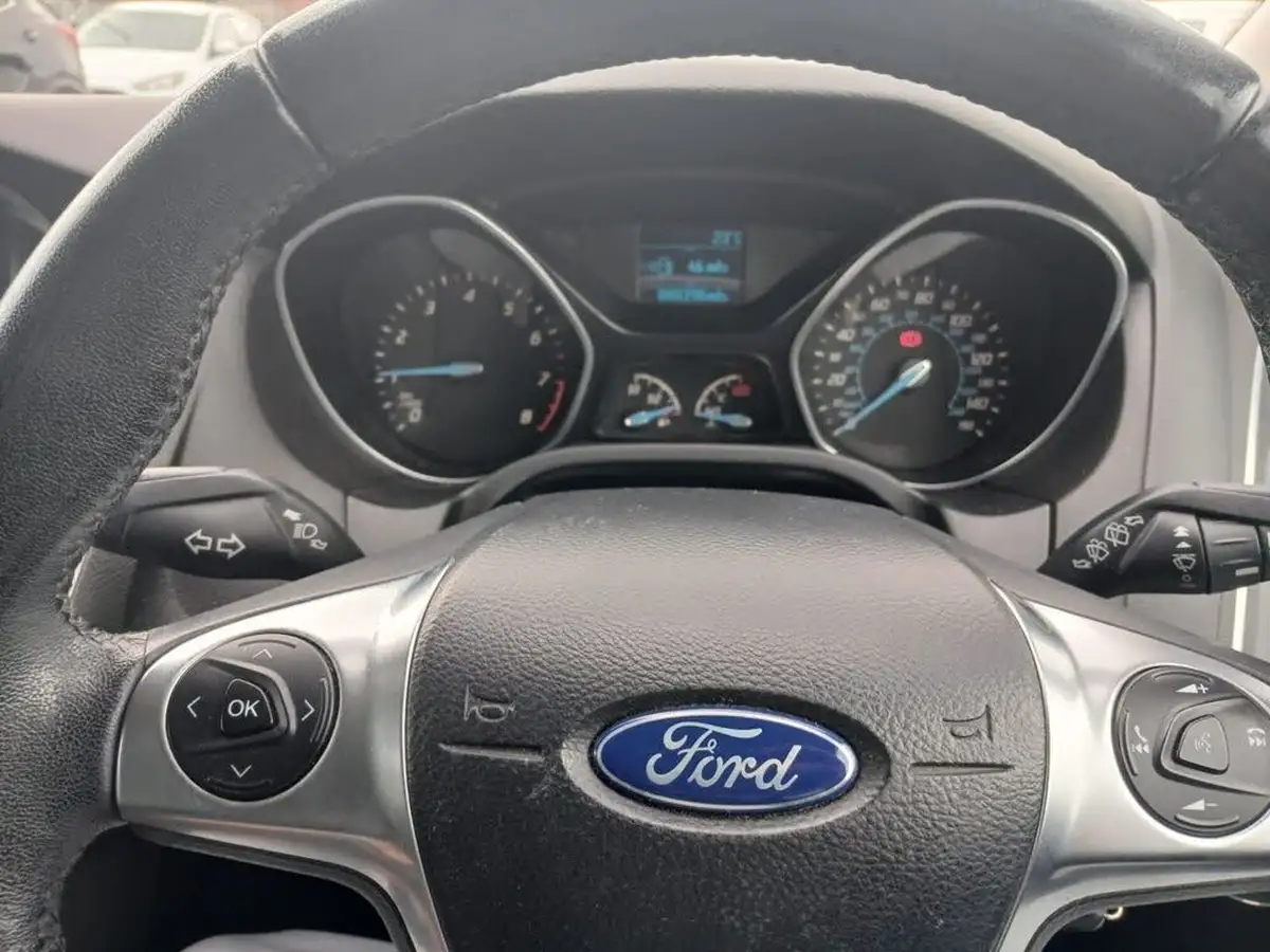 2013-ford-focus-10-zetec-100ps-hatchback-big-12