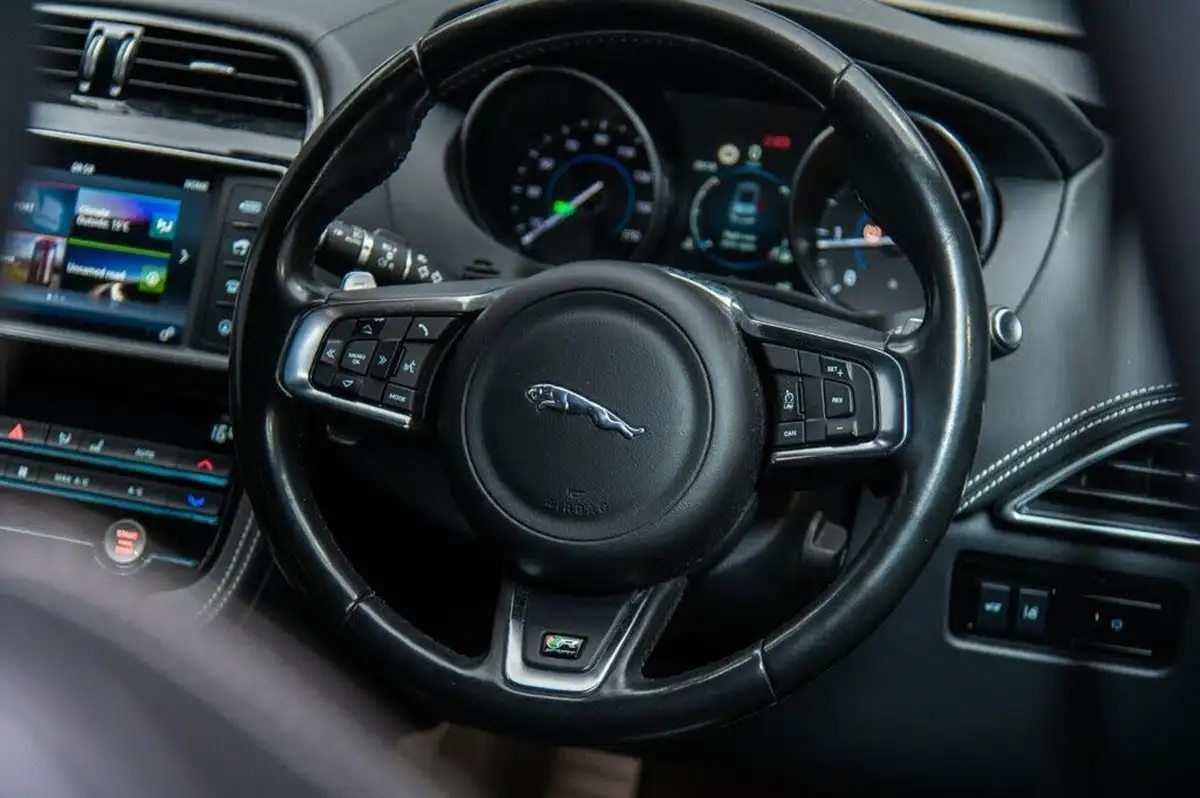 2017-jaguar-f-pace-20-i4d-r-sport-180ps-awd-ss-auto-big-44