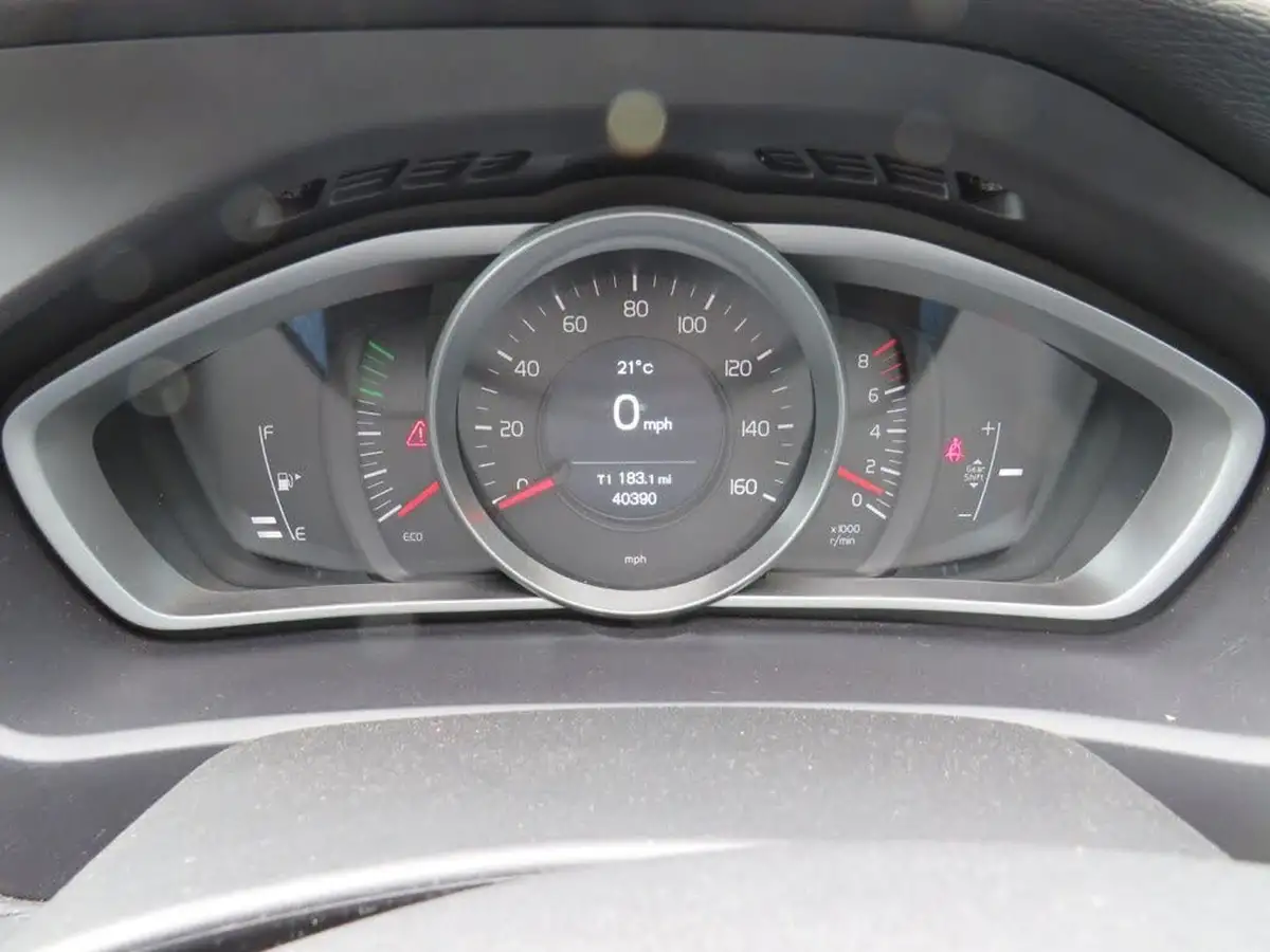 2018-volvo-v40-20-t2-momentum-big-9