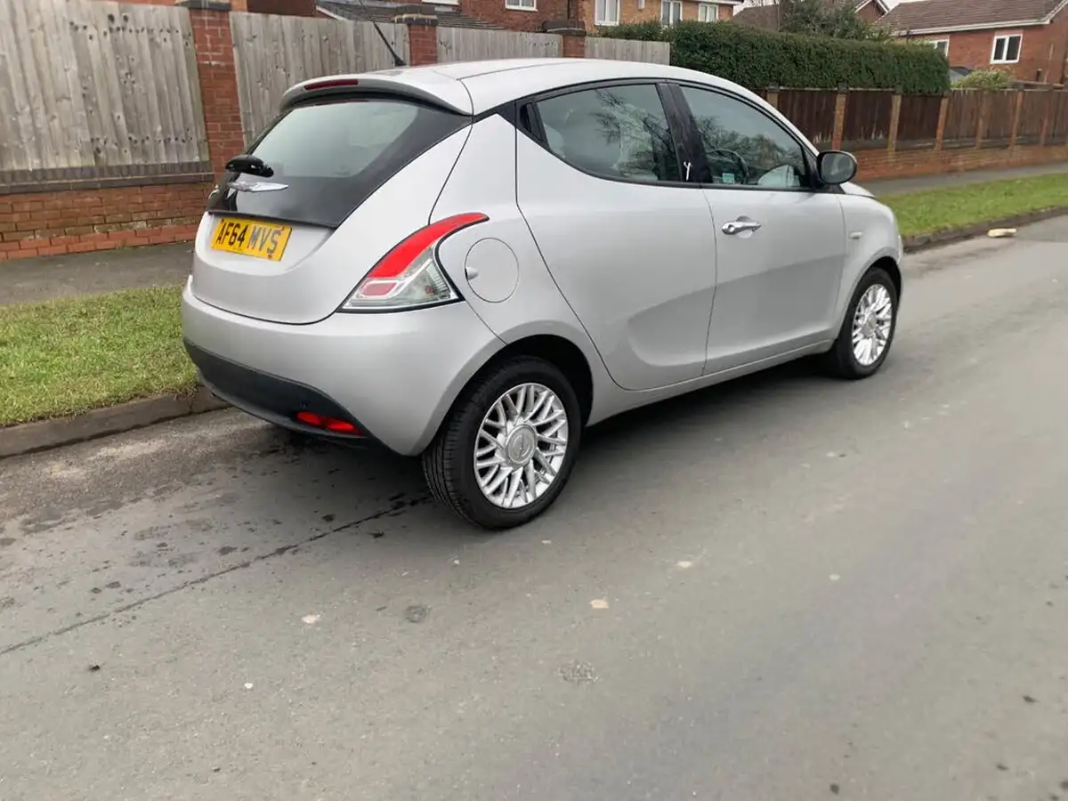 2014-chrysler-ypsilon-12-se-big-5