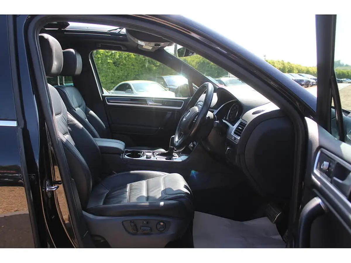 2017-volkswagen-touareg-30tdi-r-line-plus-262ps-ss-2967cc-big-14