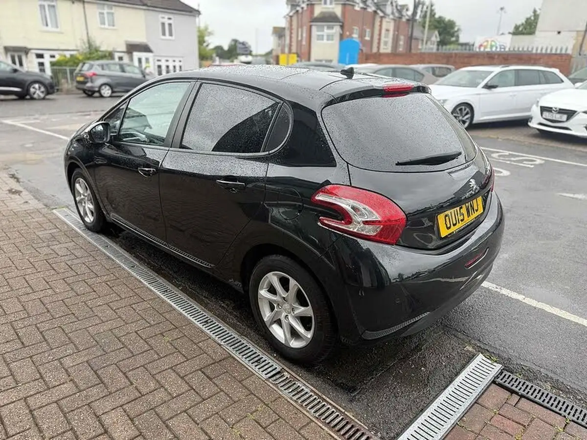 2015-peugeot-208-12-style-puretech-5d-big-2