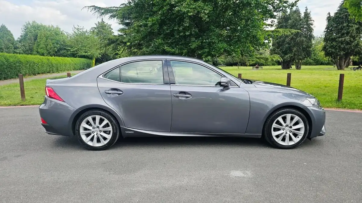 2014-lexus-is-300h-25-executive-edition-big-1