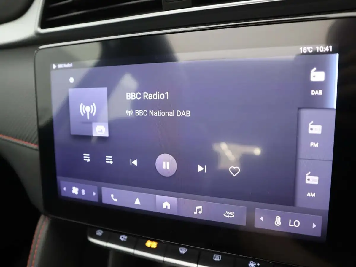 2022-mg-zs-suv-e-trophy-ev-156ps-long-range-big-24