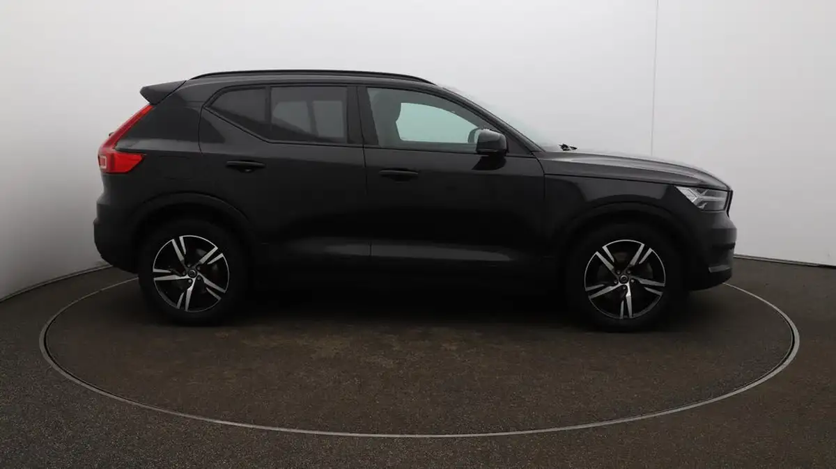 2022-volvo-xc40-20-b4-r-design-big-47