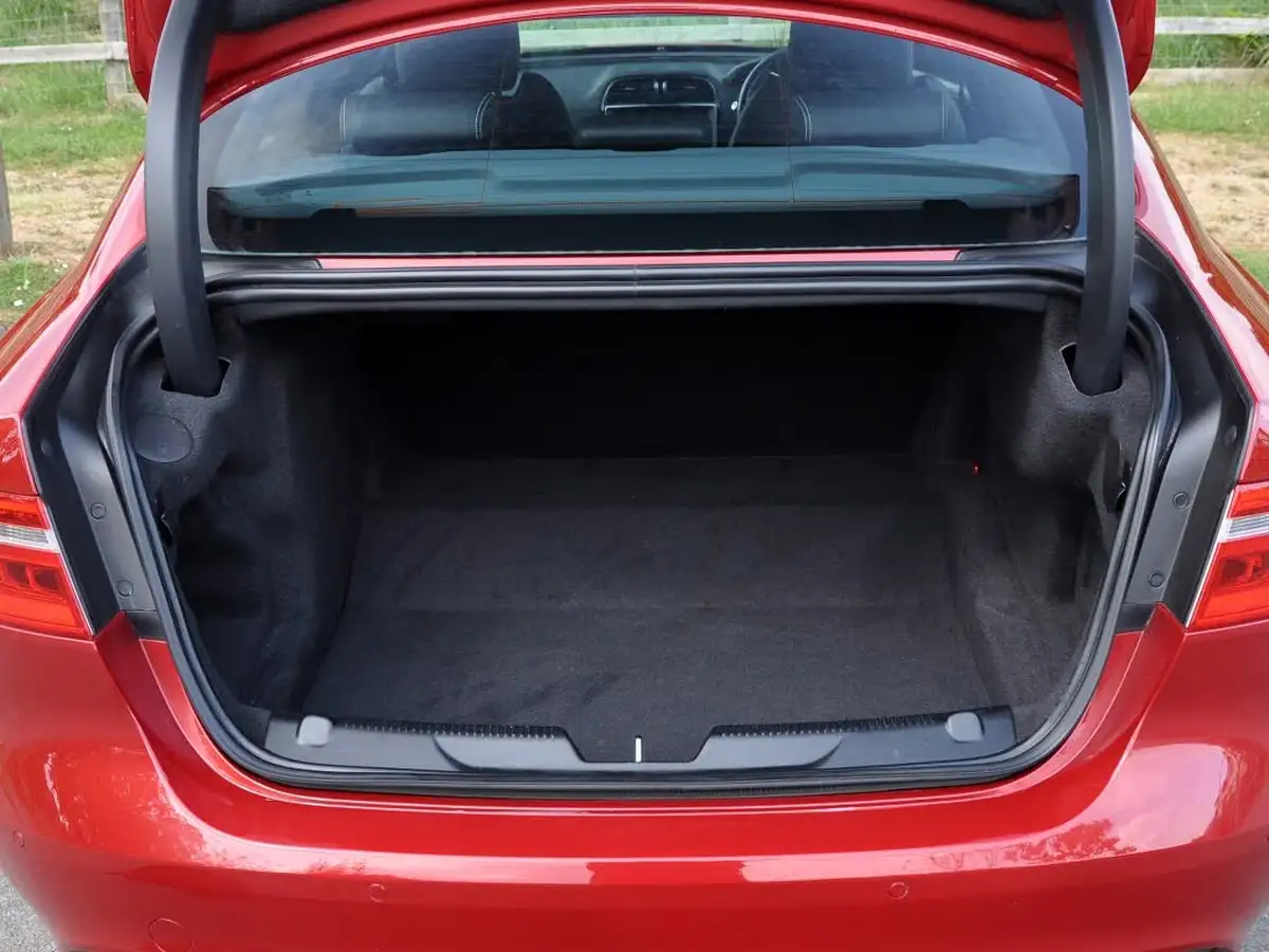 2018-jaguar-xe-20i-r-sport-200ps-1997cc-big-46