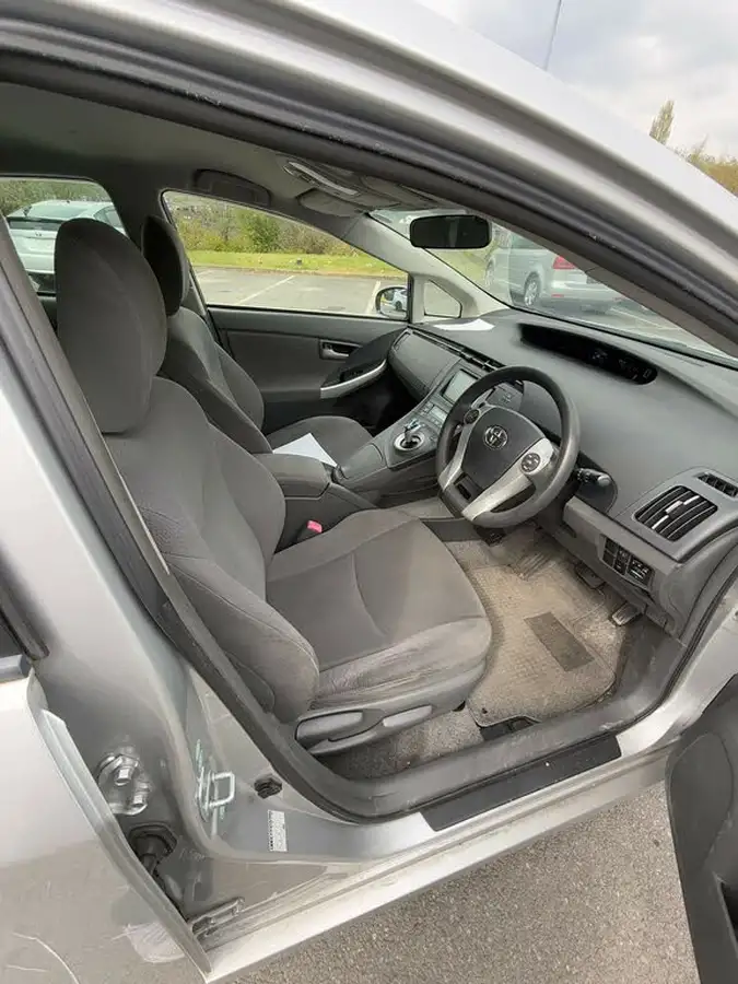 2011-toyota-prius-big-22