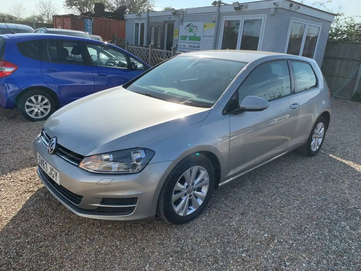 2013-volkswagen-golf-20tdi-se-ss-hatchback-3d-big-2