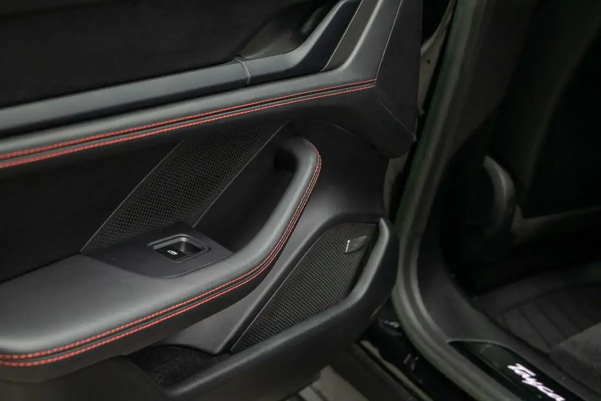 2022-porsche-taycan-e-4s-cross-turismo-big-44