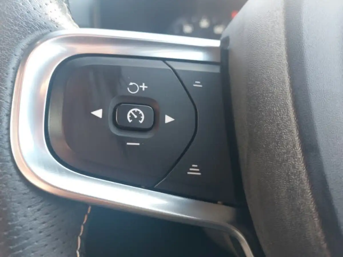 2020-volvo-xc40-15-t3-r-design-big-15