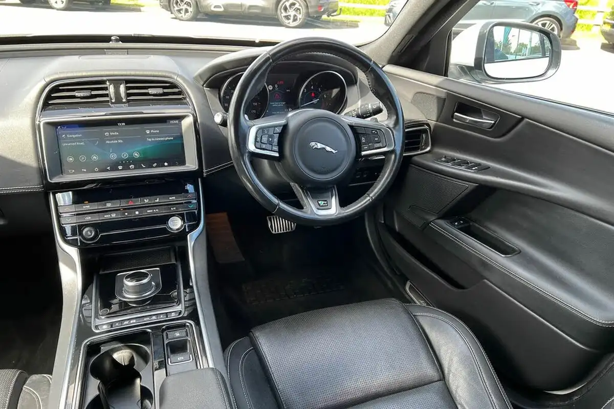 2018-jaguar-xe-20i-r-sport-200ps-1997cc-big-17