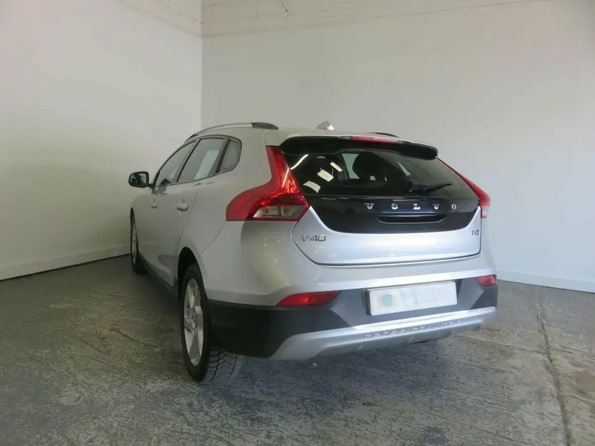 2015-volvo-v40-16td-d2-cross-country-lux-nav-big-4
