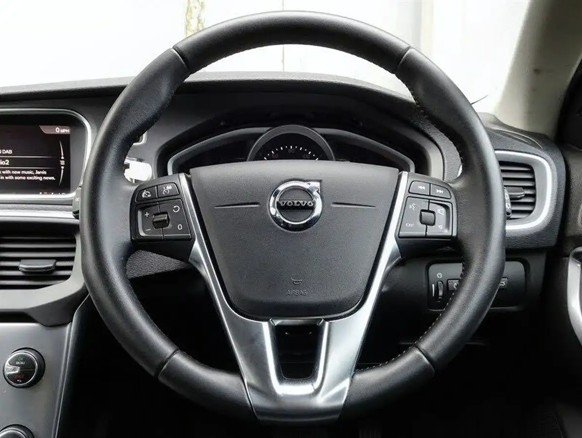 2018-volvo-v40-20td-d4-inscription-geartronic-big-18