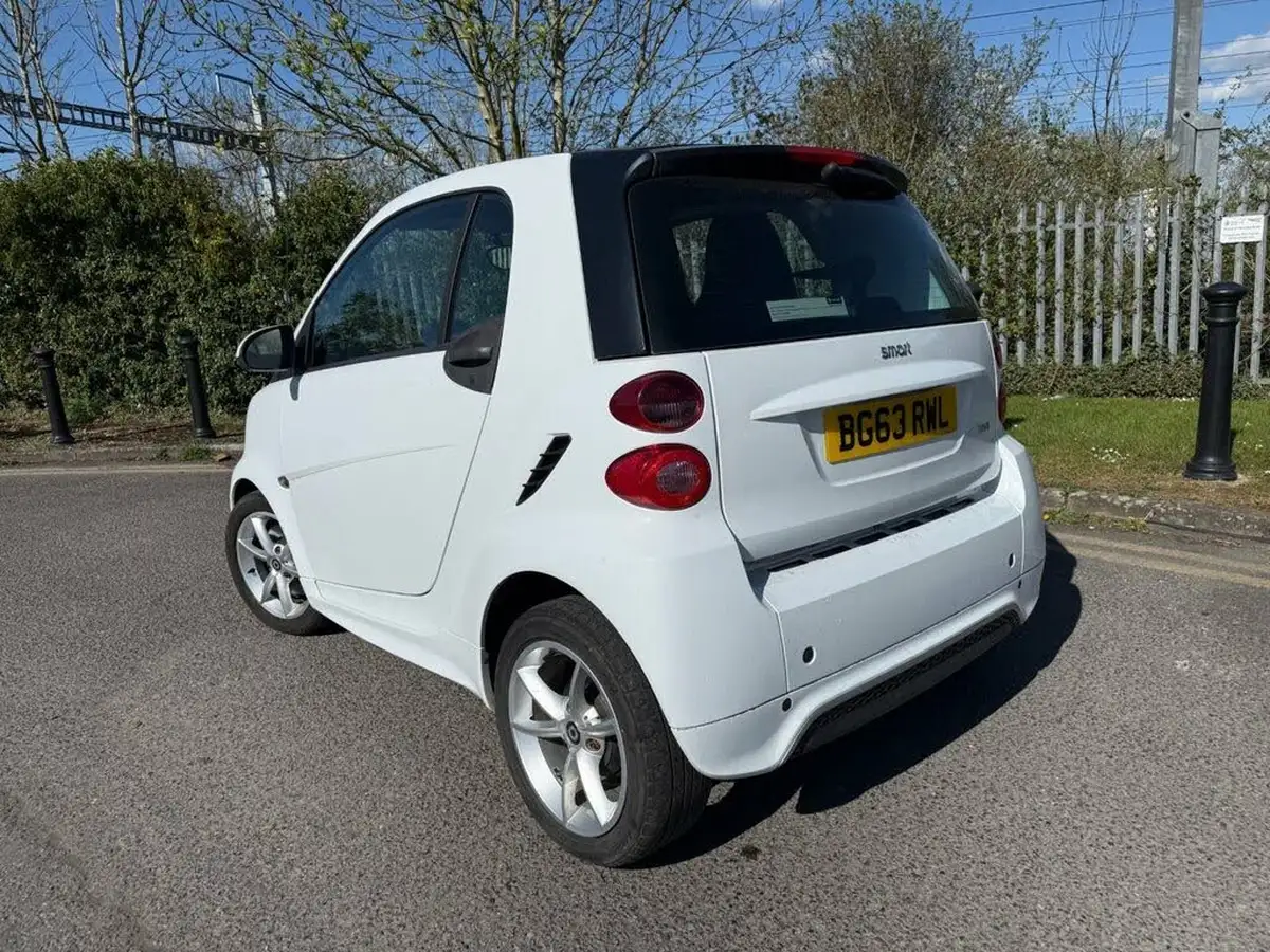 2013-smart-fortwo-10-edition-21-coupe-big-19