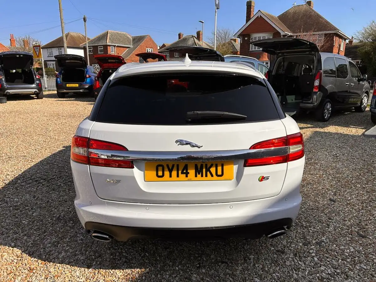 2014-jaguar-xf-30td-s-premium-luxury-sportbrake-5d-big-4