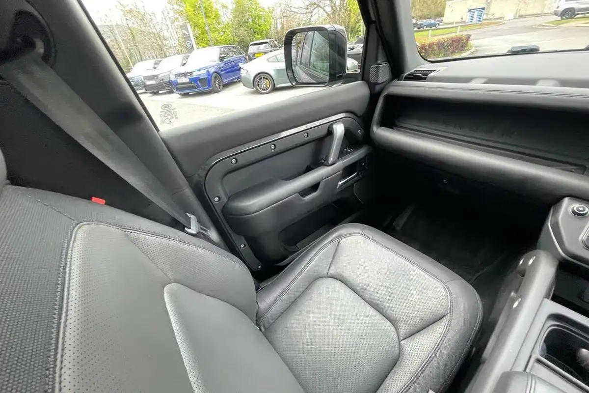 2023-land-rover-110-defender-30-d300-x-dynamic-hse-big-12