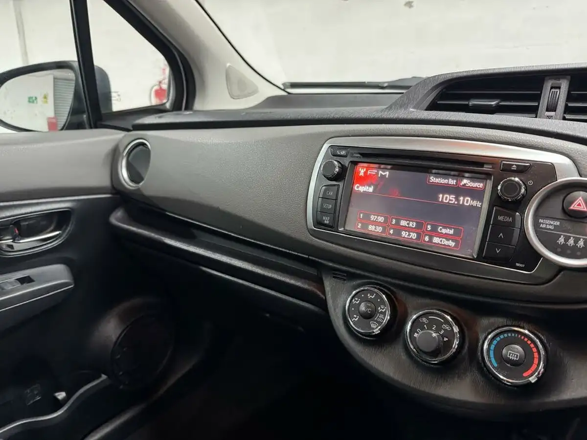 2012-toyota-yaris-133-tr-vvt-i-5d-big-24