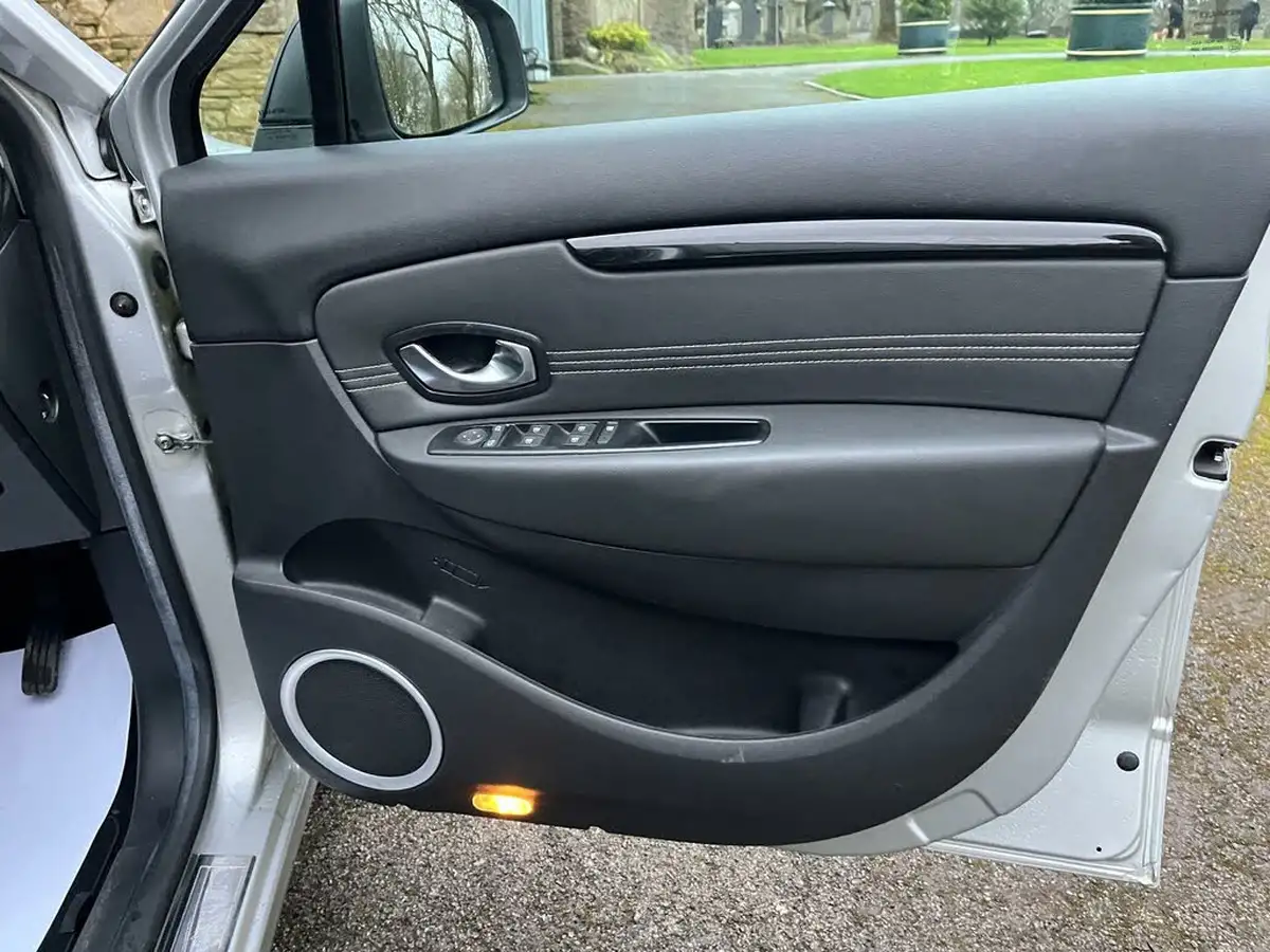 2011-renault-scenic-16-dynamique-tom-tom-big-21