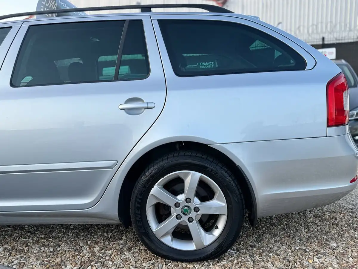 2012-skoda-octavia-20td-se-plus-140bhp-estate-big-18