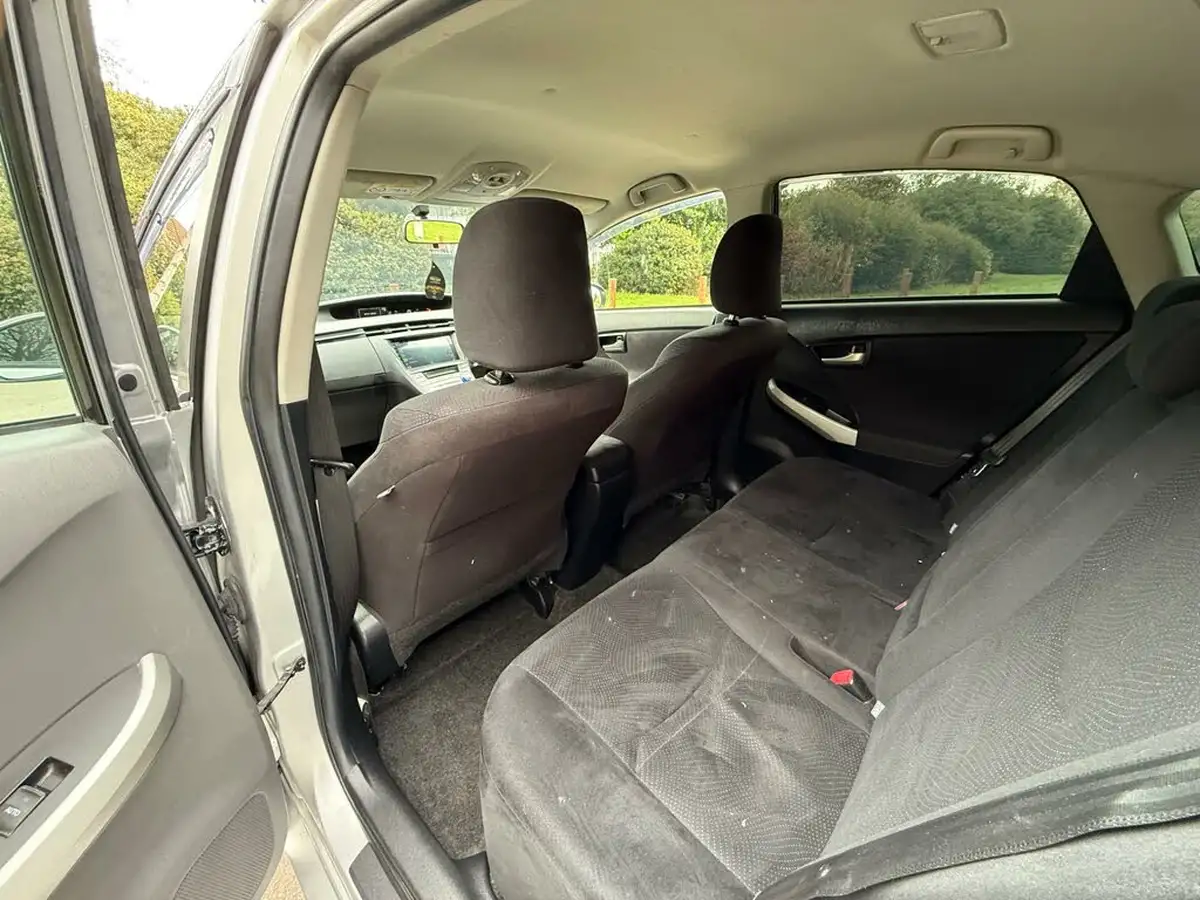 2014-toyota-prius-big-26